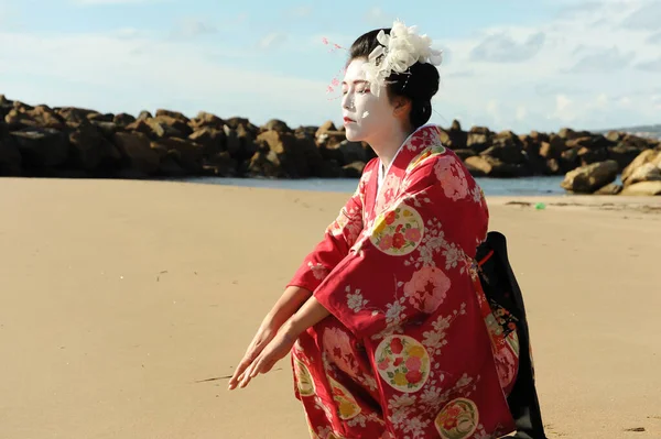 Deniz kenarındaki geyşa farkındalığı