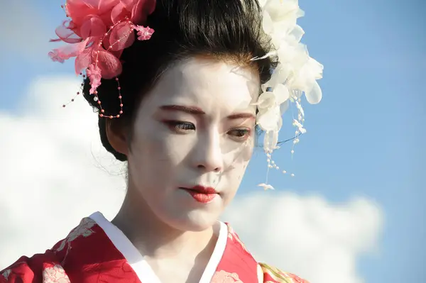 Deniz kenarındaki geyşa farkındalığı