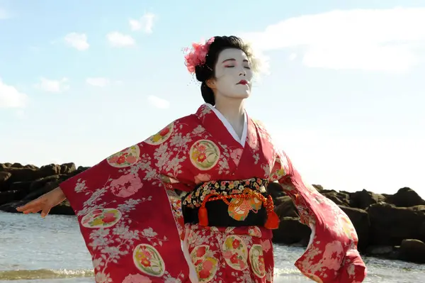 Deniz kenarındaki geyşa farkındalığı