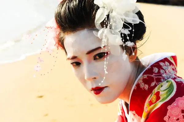 Deniz kenarındaki geyşa farkındalığı