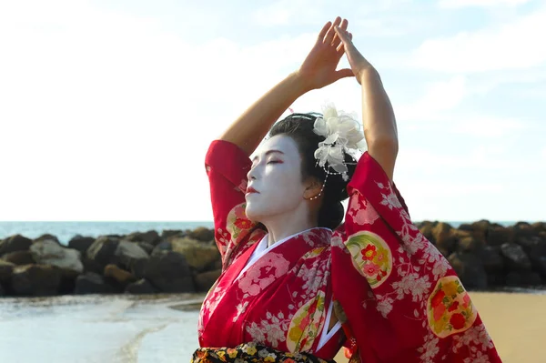 Deniz kenarındaki geyşa farkındalığı