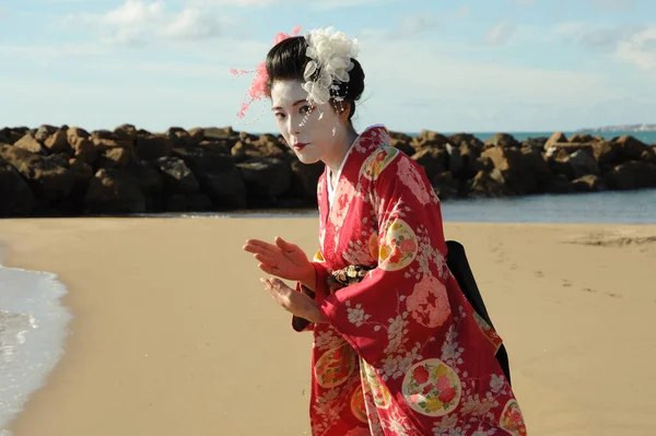 Deniz kenarındaki geyşa farkındalığı