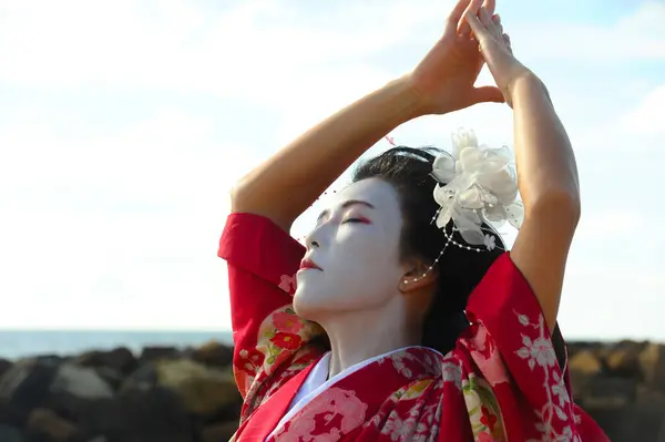 Deniz kenarındaki geyşa farkındalığı