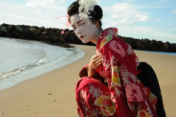 Deniz kenarındaki geyşa farkındalığı