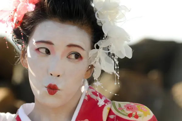 Deniz kenarındaki geyşa farkındalığı