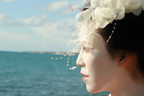 Deniz kenarındaki geyşa farkındalığı