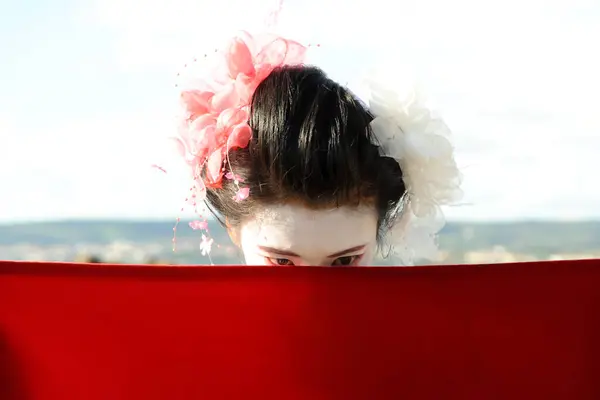 Deniz kenarındaki geyşa farkındalığı