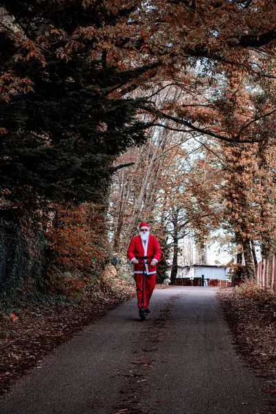 babbo natale monopattino aria aperta