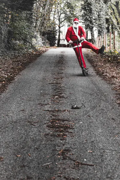 babbo natale monopattino aria aperta