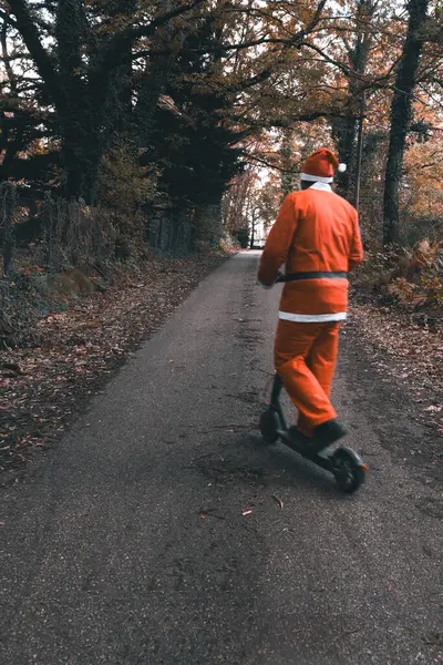 babbo natale monopattino aria aperta