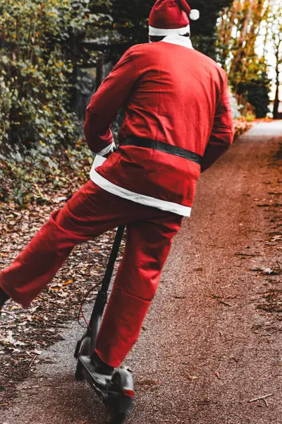babbo natale monopattino aria aperta