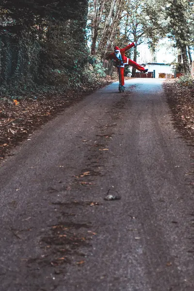 babbo natale monopattino aria aperta