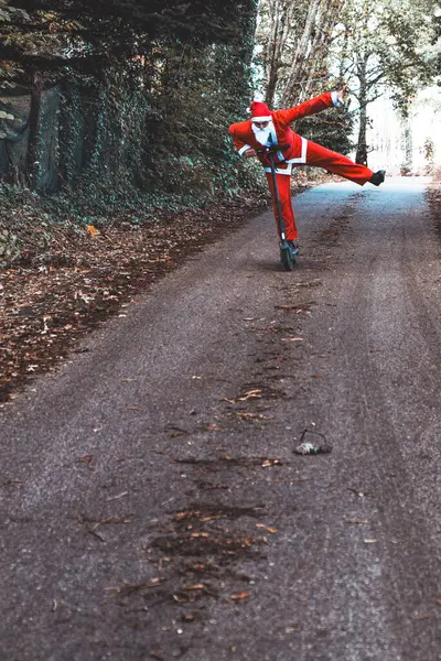 babbo natale monopattino aria aperta