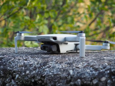 Manzara, çalışma aktiviteleri, video üretimi ve hatta savaş filmlerinde kullanılan bir teknoloji. Telsiz kontrolüyle 250 gramın altındaki insansız hava aracı. Başka bir açıdan en güzel anı ölümsüzleştirmek için bir yolculuğa çıkmaya itiraz ediyorum.