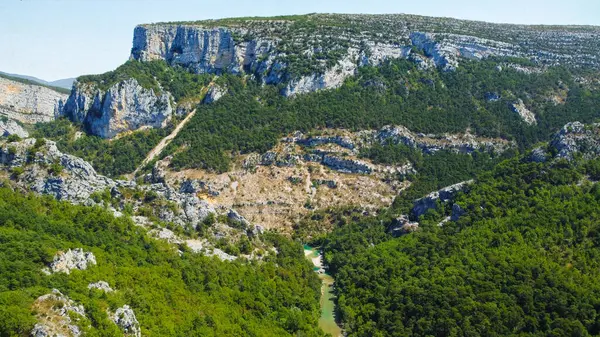 Fransız Alpleri 'ndeki Verdon Geçitleri' nin güzel doğal manzarası. Turistlerin yürüyüş ya da kanoyla doğaya dalmalarını sağlayan kanyon. Doğaya hayran olduğunuz panoramik bir nokta