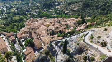 Dağdaki küçük kilise, uzun ve dolambaçlı bir merdivenle ulaşılabilir. Dağın eteğinde küçük, karakteristik bir kasaba var. Kilise doğadaki her şeyden izole edilmiştir.