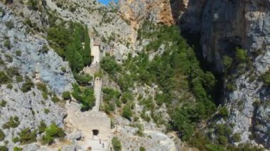 Dağdaki küçük kilise, uzun ve dolambaçlı bir merdivenle ulaşılabilir. Dağın eteğinde küçük, karakteristik bir kasaba var. Kilise doğadaki her şeyden izole edilmiştir.