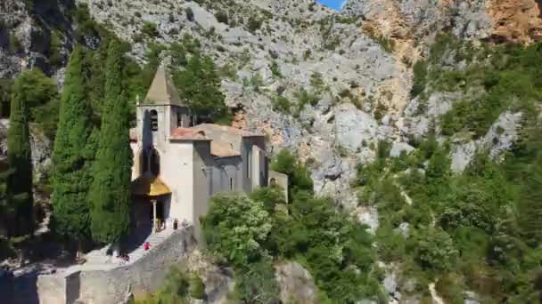 Kis Templom Ült Hegyen Elérhető Egy Hosszú Kanyargós Lépcsőn Hegy — Stock videók