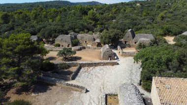 Antik Les Bories köyü ve sıradışı kuru taş mimarisi ona tarihi anıt statüsü kazandıran 30 kulübesi. Fransa 'nın Gordes yakınlarındaki köyde evler, ağıllar, ekmek fırınları, geçmişten kalma eşyalar ve aletler var.