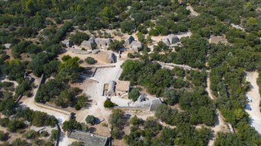 Antik Les Bories köyü ve sıradışı kuru taş mimarisi ona tarihi anıt statüsü kazandıran 30 kulübesi. Fransa 'nın Gordes yakınlarındaki köyde evler, ağıllar, ekmek fırınları, geçmişten kalma eşyalar ve aletler var.