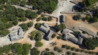 Antik Les Bories köyü ve sıradışı kuru taş mimarisi ona tarihi anıt statüsü kazandıran 30 kulübesi. Fransa 'nın Gordes yakınlarındaki köyde evler, ağıllar, ekmek fırınları, geçmişten kalma eşyalar ve aletler var.