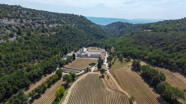 Provence 'deki Senanque Manastırı. Dağlar, ağaçlar ve lavanta tarlaları arasında huzur ve dua yeri. 12. yüzyılda bir manastır tarikatı tarafından kurulan antik bir manastır. Romanca mimari