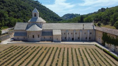Provence 'deki Senanque Manastırı. Dağlar, ağaçlar ve lavanta tarlaları arasında huzur ve dua yeri. 12. yüzyılda bir manastır tarikatı tarafından kurulan antik bir manastır. Romanca mimari