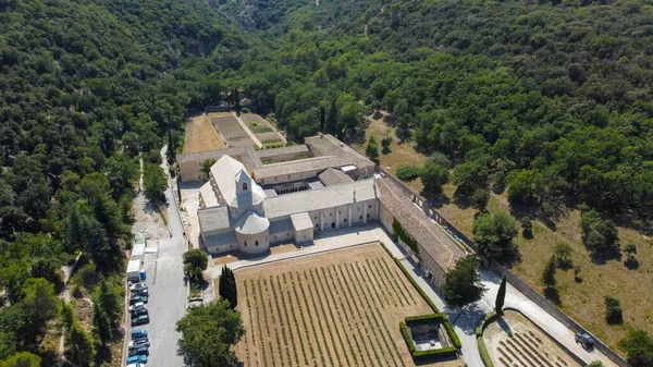 Abadía Cisterciense Senanque Provenza Lugar Tranquilidad Oración Entre Montañas Árboles — Foto de Stock