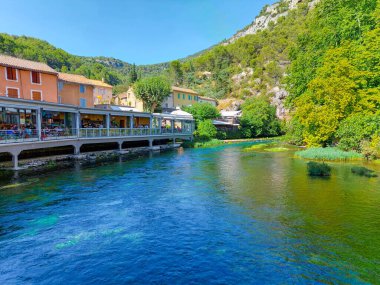 Yazın Fontaine de Vaucluse köyünün merkezi renkli doğayla çevrilidir. Sorga deresinin kaynağının berrak ve kristal suları. Dünyanın dört bir yanından gelen turistler için pitoresk köy manzarası