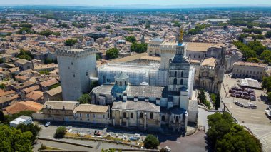 Avignon, Fransa 'nın güneydoğusunda, Rhone nehrinin kıyısında yer alan Provence şehridir. Şehir merkezindeki heybetli saray, ortaçağ tahkimatlarıyla çevrili. Provence Bölgesi 'nin başkentidir.