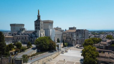 Avignon, Fransa 'nın güneydoğusunda, Rhone nehrinin kıyısında yer alan Provence şehridir. Şehir merkezindeki heybetli saray, ortaçağ tahkimatlarıyla çevrili. Provence Bölgesi 'nin başkentidir.