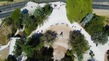 Tepenin tepesinde, gölet, kafe ve kırsal manzaralı ağaçlarla kaplı bir halk bahçesi. Zenital 'deki videoda bahçe, yol ve Rhone nehri görünüyor. Provence 'deki Avignon' un yeşil bölgesi. Şehir hayatı havadan çekilmiş.
