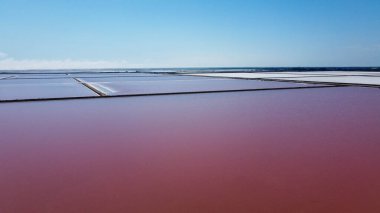 Rhone 'un ağzında Provence' deki Camargue bölgesel doğal parkında bulunan Giraud Salini 'nde sonsuz tuz rezervleri var. Güneşli bir yaz gününde parlak renkler. Fransa 'nın doğal manzarası. Yukarıdan bir dron tarafından alınan muhteşem renkler