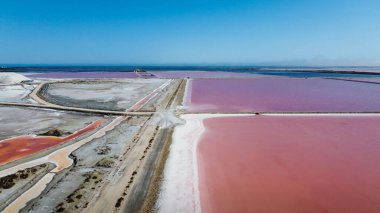 Rhone 'un ağzında Provence' deki Camargue bölgesel doğal parkında bulunan Giraud Salini 'nde sonsuz tuz rezervleri var. Güneşli bir yaz gününde parlak renkler. Fransa 'nın doğal manzarası. Yukarıdan bir dron tarafından alınan muhteşem renkler