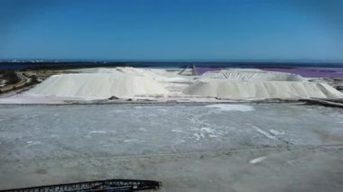 İnanılmaz tuz dağı, Provence 'deki Saline de Giraud' un tuz birikintisi Camargue Bölgesel Doğal Park Fransa 'da. Güneşli bir günde Akdeniz ve Provence 'ın harikaları. Yolculuk için turist yarısı.