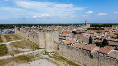 Fransa 'nın Provence kentindeki güçlendirilmiş Aigues-Mortes şehri. Tamamen görkemli bir şehir duvarı ve inanılmaz güzellikte mor tuz kapları ile çevrili Aigues-Mortes bir mücevher, büyüleyici bir ortaçağ köyü. Camargue Doğal Parkı 'nda bir kasaba.