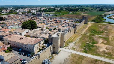 Aigues-Mortes şehri kalesi bir İHA 'dan görüldü. Bir şehir duvarı tarafından engellenmiş dikdörtgen bir planı olan ortaçağ köyü. Turist kasabası tuz tavaları ve mor denizin yakınında yer alır. Camargue doğal parkında Provence 'deki Fransız belediyesi