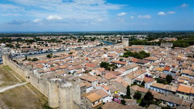 Aigues-Mortes şehri kalesi bir İHA 'dan görüldü. Bir şehir duvarı tarafından engellenmiş dikdörtgen bir planı olan ortaçağ köyü. Turist kasabası tuz tavaları ve mor denizin yakınında yer alır. Camargue doğal parkında Provence 'deki Fransız belediyesi
