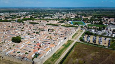 Aigues-Mortes şehri kalesi bir İHA 'dan görüldü. Bir şehir duvarı tarafından engellenmiş dikdörtgen bir planı olan ortaçağ köyü. Turist kasabası tuz tavaları ve mor denizin yakınında yer alır. Camargue doğal parkında Provence 'deki Fransız belediyesi