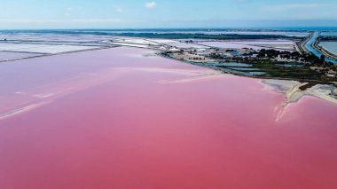 Pembe suyla birlikte uçsuz bucaksız deniz, Salin-de-Giraud için. Huzuru ifade eden bir dron tarafından çekilmiş manzara. Provence ve Camargue doğal parkının harikalarını gösteren renkli bir fotoğraf. Kızıl Deniz ve Akdeniz güzellikleri