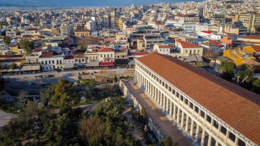 Atina 'daki Agora' da, Yunan medeniyetinin tamamen yenilenmiş bir yapısı olan Attalus 'lu Stoa. Agora müzesi ve klasik Yunan sanatı harikası için turistleri çekiyor. Agora parkında Yunan mimarisinin hava görüntüsü.