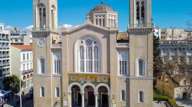 Atina Metropolitan Katedrali, Yunanistan 'ın modern tarihinin en önemli eserlerinden ve Yunan Ortodoksluğu' nun ruhani merkezlerinden biridir. Turistleri cezbeden neoklasik ve Yunan-Bizans unsurları. Atina ve Yunanistan 'da ne ziyaret edilir.