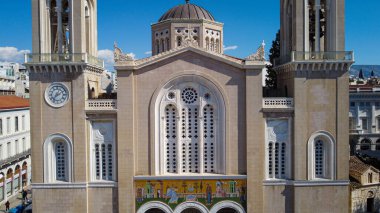 Atina Metropolitan Katedrali, Yunanistan 'ın modern tarihinin en önemli eserlerinden ve Yunan Ortodoksluğu' nun ruhani merkezlerinden biridir. Turistleri cezbeden neoklasik ve Yunan-Bizans unsurları. Atina ve Yunanistan 'da ne ziyaret edilir.