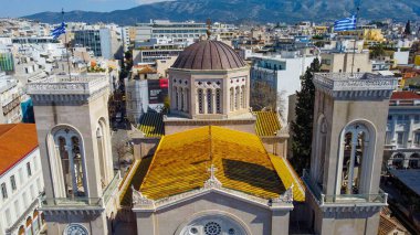 Çatısı, büyük kubbesi ve iki kulesi olan Atina Büyükşehir Katedrali 'nin havadan görünüşü. Muhteşem kentteki renkli Rum Ortodoks kilisesi, yazın Yunanistan 'ın harikalarını keşfetmek için turistleri cezbediyor. 2 Yunan bayrağı dalgalanıyor