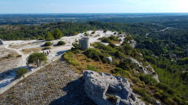 Fransa 'nın güneydoğusunda bir bölge olan Provence' ın doğal peyzajı, çeşitli peyzajlarıyla bilinir. Baux-de-Provence köyünün üzerine inşa edildiği kayalık çıkıntının havadan görünüşü. Fransa 'nın harikaları ve seyahat yerleri 