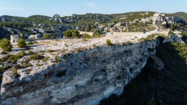 Dağlara tünemiş bir Fransız köyünün havadan görünüşü. Baux-de-Provence köyünün üzerine inşa edildiği kaya çıkıntısı, Fransa. Provence 'ın en iyi ve en karakteristik köylerinden biri. Fransa 'ya seyahat eden birçok turist küçük kırsal kasabayı ziyaret etti.