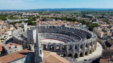 Arles 'teki Roma amfitiyatrosu, Fransa' nın güneyindeki Provence bölgesindeki Rhone nehri üzerinde bulunan pitoresk bir kasaba. Roma tarihinin zengin şehri, Avrupa harikalarına hayran olmak için seyahat eden turistleri cezbediyor. Van Gogh 'un tablolarına ilham vermesiyle ünlüdür.