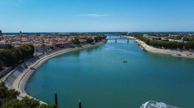 Rhone nehri Provence 'deki Arles şehrinden geçiyor. Avrupa 'nın önemli nehrinde Akdeniz' e akan feribot ve tekneler. Yaz tatilinde seyahat eden turistleri cezbeden nehir kenarındaki kasabalar..