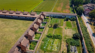 Certosa di Pavia havadan bakıldığında, İtalyan harikaları ve sanatı, bir manastır ve bir tapınak içeren tarihi anıt kompleksi. Yeşil saray ve kilise. Sağdaki Ducale Sarayı, Pavia, İtalya..