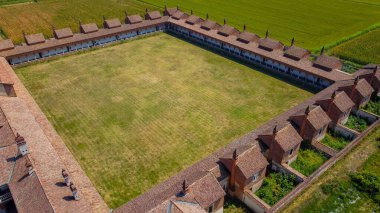 Certosa di Pavia havadan bakıldığında, İtalyan harikaları ve sanatı, bir manastır ve bir tapınak içeren tarihi anıt kompleksi. Yeşil saray ve kilise. Sağdaki Ducale Sarayı, Pavia, İtalya..
